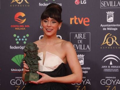 Belén Cuesta posa con el Goya a mejor actriz protagonista por 'La trinchera infinita' tras la gala de los premios.