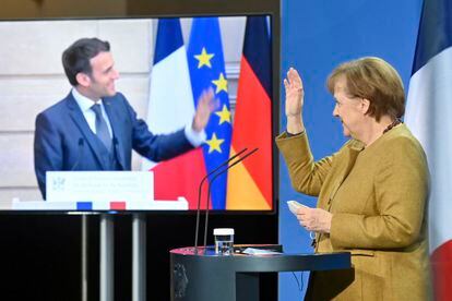 Emmanuel Macron y Angela Merkel dan por concluida la rueda de prensa tras la reunión ministerial franco-alemana, el viernes.