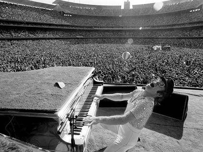 El cantante británico actúa en el Dodger Stadium de Los Angeles, en octubre de 1975.