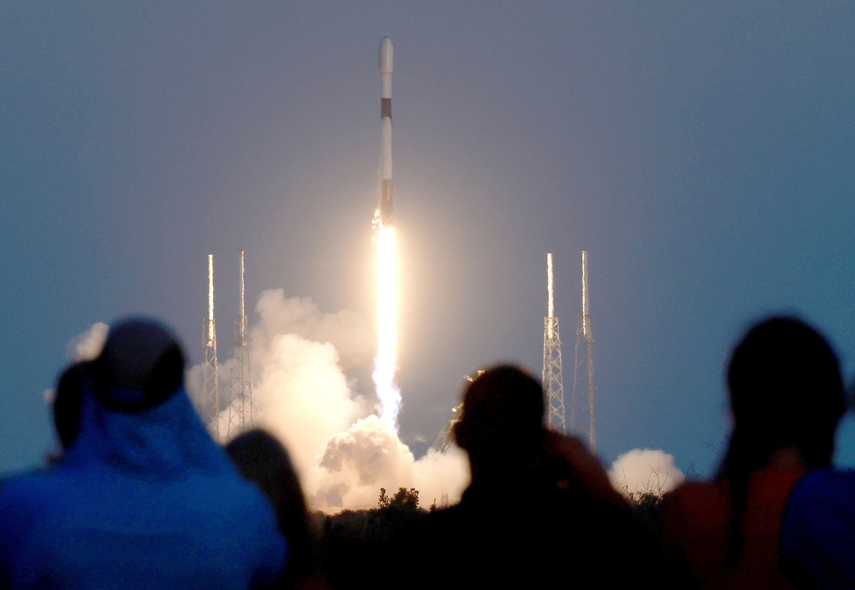 El cohete SpaceX Falcon 9 despega de la plataforma de lanzamiento 40 en la Estación de la Fuerza Espacial de Cabo Cañaveral el 27 de febrero de 2023 en Cabo Cañaveral, Florida. 