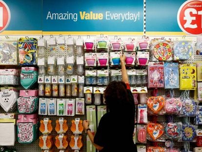 Tienda de Pounland, cadena propiedad de Steinhoff, en Londres (Reino Unido).