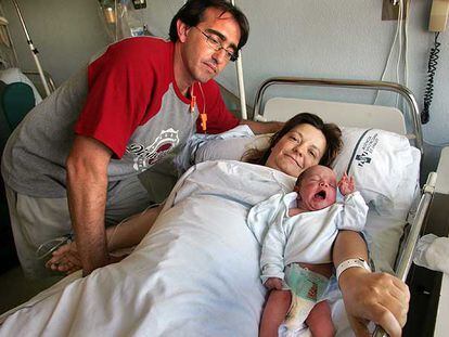 Enric Andrés y Minerva Martínez, con su hijo Aitor, nacido ayer, recibirán los 2.500 euros.