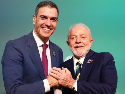 Pedro Sánchez y el presidente de Brasil, Luiz Inácio Lula da Silva, este viernes en Dubái, en una foto distribuida por La Moncloa.