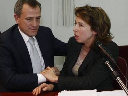 José Ramón Regueras, del PIPH, consuela a su compañera de partido María del Carmen Martínez tras la votación del 28 de enero de 2008.