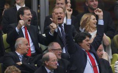 El presidente celebra el gol de Cesc Fàbregas junto al primer ministro polaco, Donald Tusk. Con los brazos en alto, Jorge Moragas, jefe de gabinete de Rajoy.