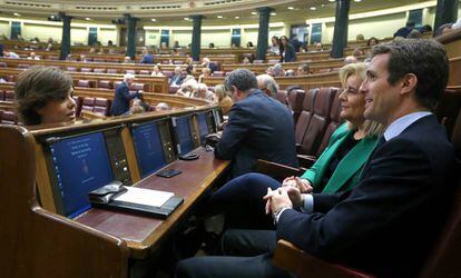 El nuevo líder del PP junto a Soraya Saénz de Santamaría.