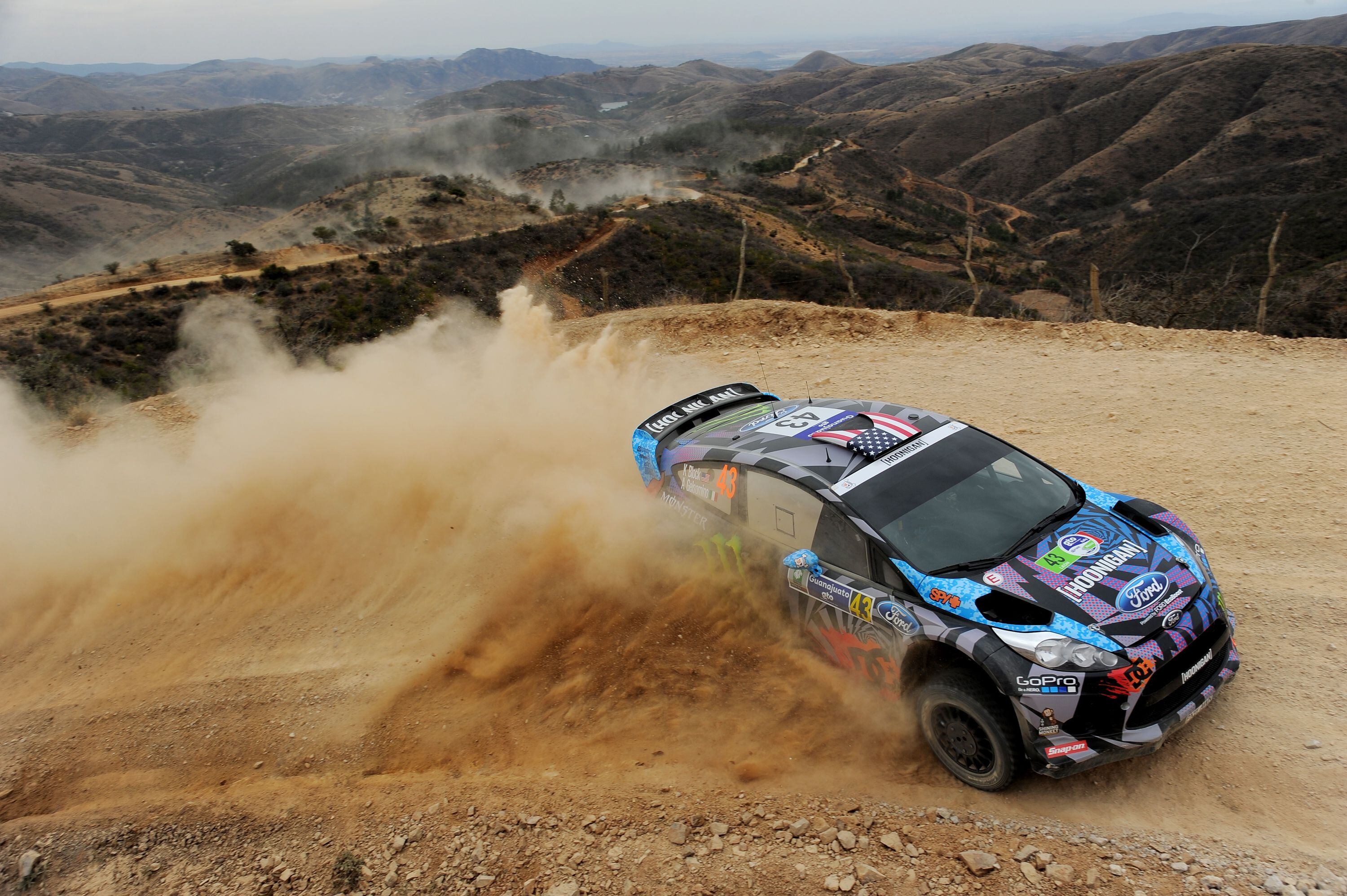 Ken Block y Alex Gelsomino compiten con su Hoonigan Ford Fiesta durante la primera etapa del Rally de México, en 2013. 