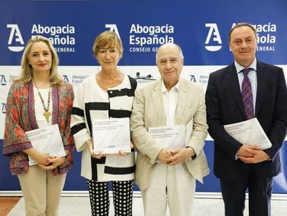 Presentación Informe Observatorio Justicia Gratuita. De izq. a dcha.: Cristina Sancho, presidenta de la Fundación Aranzadi LA LEY, Victoria Ortega, presidenta de la Abogacía, el presidente de Metroscopia, José Juan Toharia  y el presidente de la Comisión de Asistencia Jurídica Gratuita del propio Consejo, Antonio Morán. 