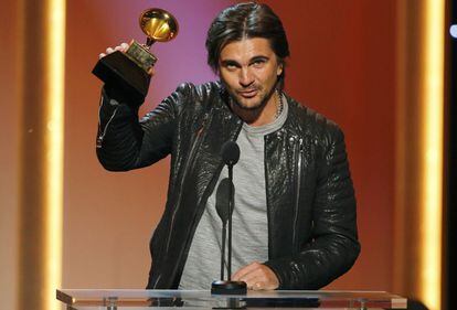 El cantante Juanes recibe el Grammy al mejor Álbum de Pop Latino en una gala previa a puerta cerrada.