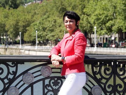 Maddalen Iriarte, candidata a lehendakari de EH Bildu, posa en el puente del Ayuntamiento de Bilbao.