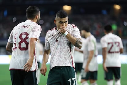 Orbelín Pineda celebra su gol de penal ante Costa Rica en la Copa Oro