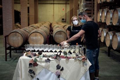 Cipri y Cris de Vinícola de Arganda ofician la degustación de sus vinos dentro de la bodega.