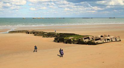 Restos del puerto artificial construido por los Aliados en Arromanches, en Normandía (Francia).