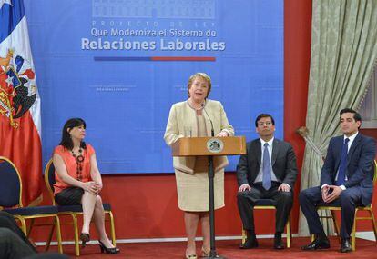 Bachelet firma el proyecto de la reforma laboral chilena. 