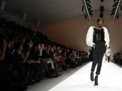 Una modelo presenta una creacion del disenador Español Custo Barcelona durante la Mercedes Benz Fashion Week Otoño 2013, este 10 de febrero 2013 en Nueva York (EE.UU.).