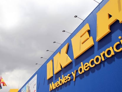 Fachada de un centro comercial de Ikea.