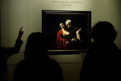 La obra de Caravaggio envuelve en dramatismo el Gabinete de Estucos del palacio, donde se expondrá al público desde este martes ante la invasión del fenómeno que supone el artista italiano.