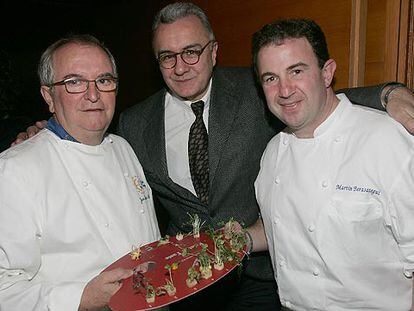 Los cocineros José María Arzak, Alain Ducasse y Martín Berasategui, de izquierda a derecha, durante el congreso Lo Mejor de la Gastronomía, celebrado en San Sebastián, con una paleta de pinchos.