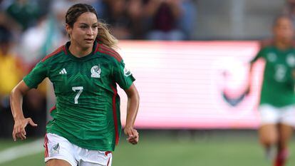LOS ANGELES, CALIFORNIA - SEPTEMBER 05: Scarlett Camberos  #7 of Mexico rushes the ball in a 2-0 Mexico victory over Angel Cityy FC during the Copa Angelina 2022 at Banc of California Stadium on September 05, 2022 in Los Angeles, California. (Photo by Harry How/Getty Images)