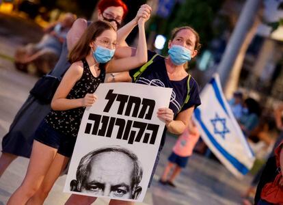 Jóvenes israelíes en una manifestación contra el primer ministro Benjamín Netanyahu, en Tel Aviv, este jueves.