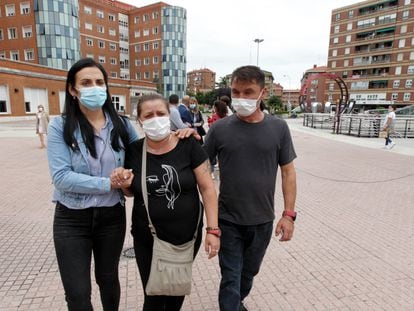 La madre (en el centro) y el padre del joven Alexandru, en coma tras ser agredido por la pandilla de los Hermanos Koala, este viernes a la salida del hospital de Cruces, en Barakaldo (Bizkaia).