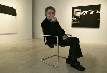 El artista, en la inauguración de su exposición en la Galeria Soledad Lorenzo de Madrid. Lorenzo fue galerista de Tàpies desde 1987.