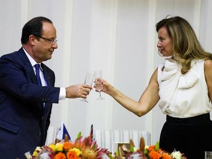 El presidente francés François Hollande, brinda con su ahora exnovia, Valérie Trierweiler.