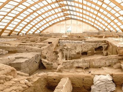 Panorámica parcial del yacimiento de Çatalhöyük.