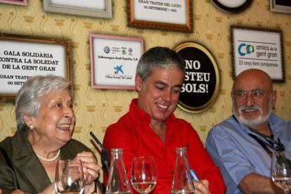 El periodista Albert Om (centro) junto al cantante Peret y Mar&iacute;a Mart&iacute;nez, durante la presentaci&oacute;n de la gala &#039;No esteu Sols!&#039; en el Liceu de Barcelona.