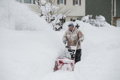 Una tormenta provocó un récord de casi 1,5 metros de nieve en 48 horas en la ciudad de Erie, en Pensilvania, obligando a los funcionarios a declarar estado de emergencia. En la foto, un hombre quita la nieva de la acera en Erie.