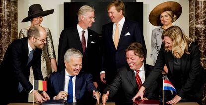 Firma del acuerdo de fronteras, en &Aacute;msterdam.