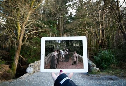 En primer plano y de izquierda a derecha, los actores Kit Harrington, Sean Bean y Alfie Allen en una escena de la primera temporada de 'Juego de Tronos'. Se rodó en Tollymore Forest Park, en Irlanda del Norte. El bosque no ha acogido únicamente esa escena. Fue el sitio donde los Stark encuentran sus huargos y el lugar donde Ramsey Bolton capturó a Theon Greyjoy (en la derecha en la foto). Son 600 hectáreas de secuoyas centenarias y arcos góticos de piedra, hoy en ruinas.