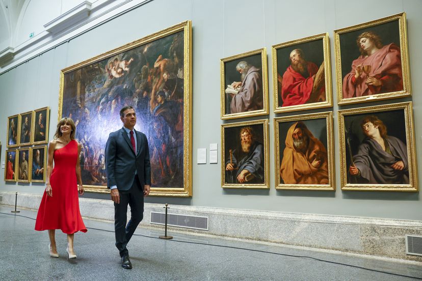 El presidente del Gobierno, Pedro Sánchez, acompañado por su esposa, Begoña Gómez, llega al Museo del Prado para ejercer de anfitrión en la cena de trabajo que reunió el miércoles a los líderes de la Alianza Atlántica y de la UE.