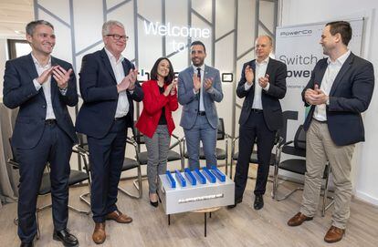 Inauguración de la oficina de PowerCo, filial de Volkswagen, en el centro de Valencia, con la consejera de Movilidad, Rebeca Torró, y el alcalde de Sagunto, Darío Moreno.