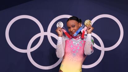 La brasileña Rebeca Andrade posa con sus dos medallas de oro y plata el 4 de agosto en Tokio.