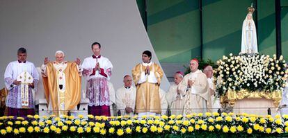 El Papa oficia una misa en el santuario de la Virgen de Fátima.
