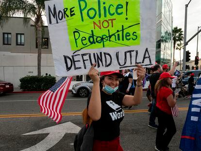 Una mujer, con una pancarta en una manifestación en California.