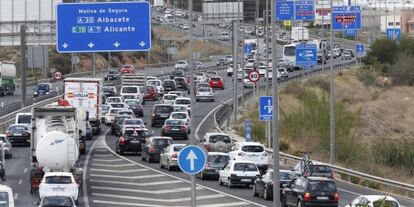 Retenciones de tráfico en una carretera de Murcia.