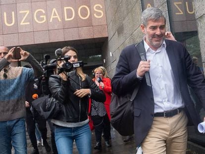 El presidente de Canarias, Fernando Clavijo, abandona los juzgados tras declarar como imputado.