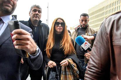 Shakira, a su llegada al juzgado de Barcelona junto a su hermano Tonino para ratificar la demanda de separación y el convenio sobre la custodia de sus hijos, el 1 de diciembre.