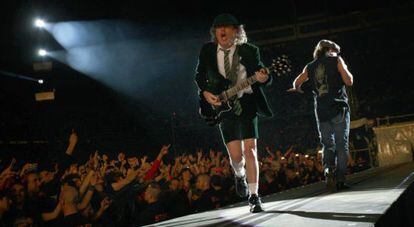 Angus Young y Brian Johnson, en el concierto en el Vicente Calder&oacute;n en 2009.