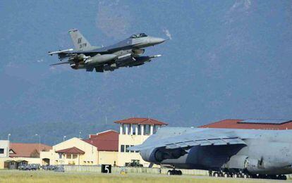 Un F-16 de las Fuerzas Aéreas de los Estados Unidos, despega de la Base aérea de Aviano, Italia, rumbo a Turquía.