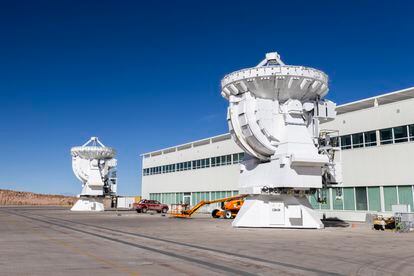 Dos antenas en el campamento base del centro astronomico ALMA.