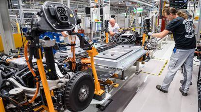 Cadena de ensamblaje de Volkswagen en la fábrica de Zwickau (Alemania).