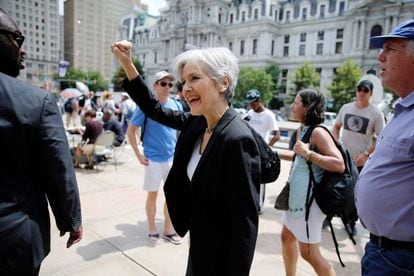 La candidata verde, Jill Stein, en una protesta de seguidores de Sanders en Filadelfia