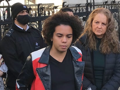 Keira Bell el pasado diciembre delante de los Reales Tribunales de Justicia británicos, en el centro de Londres.