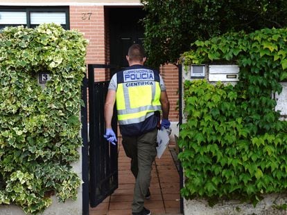 Miembros de la Científica del Cuerpo Nacional de Policía llegan a la vivienda de la calle Montreal, en Valladolid, donde este lunes una mujer de 56 años ha presuntamente asesinada por su pareja.