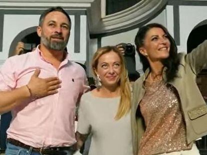 Santiago Abascal, líder de Vox; junto a Giorgia Meloni, de Hermanos de Italia, y Macarena Olona, candidata a la presidencia andaluza el pasado junio en Málaga.