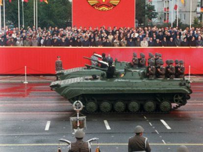 Desfile el 7 de octubre de 1989 en la avenida Carlos Marx de Berlín, en el 40º aniversario de la RDA
