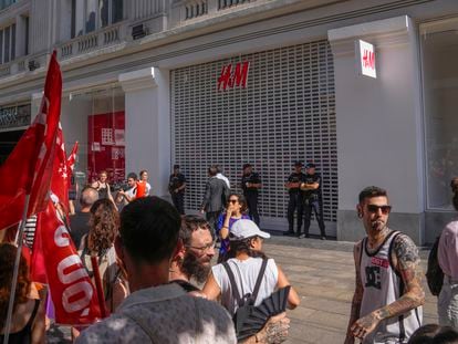 Concentración de los empleados de H&M frente a una tienda cerrada en Madrid, el lunes pasado.